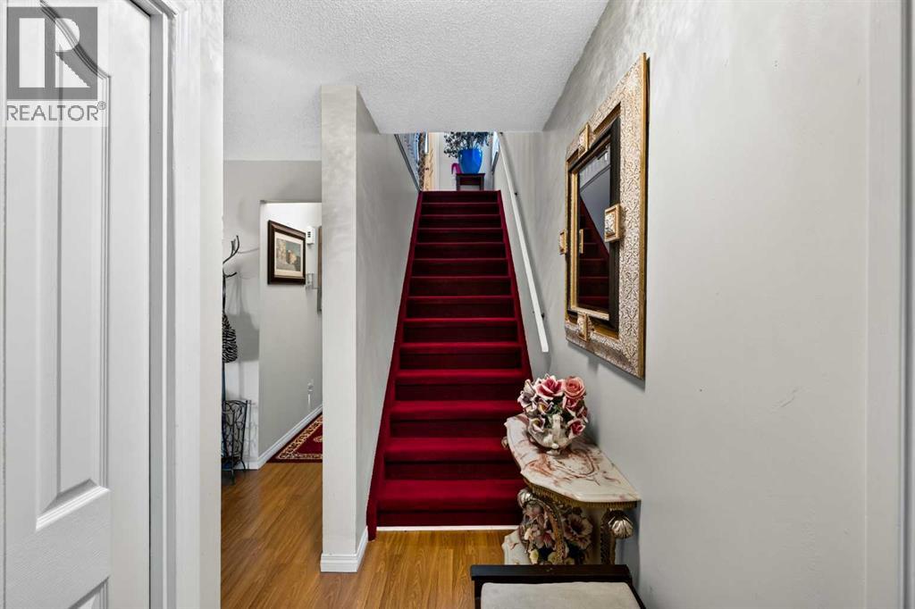4726 44 Avenue NE, Whitehorn, Calgary photo 2