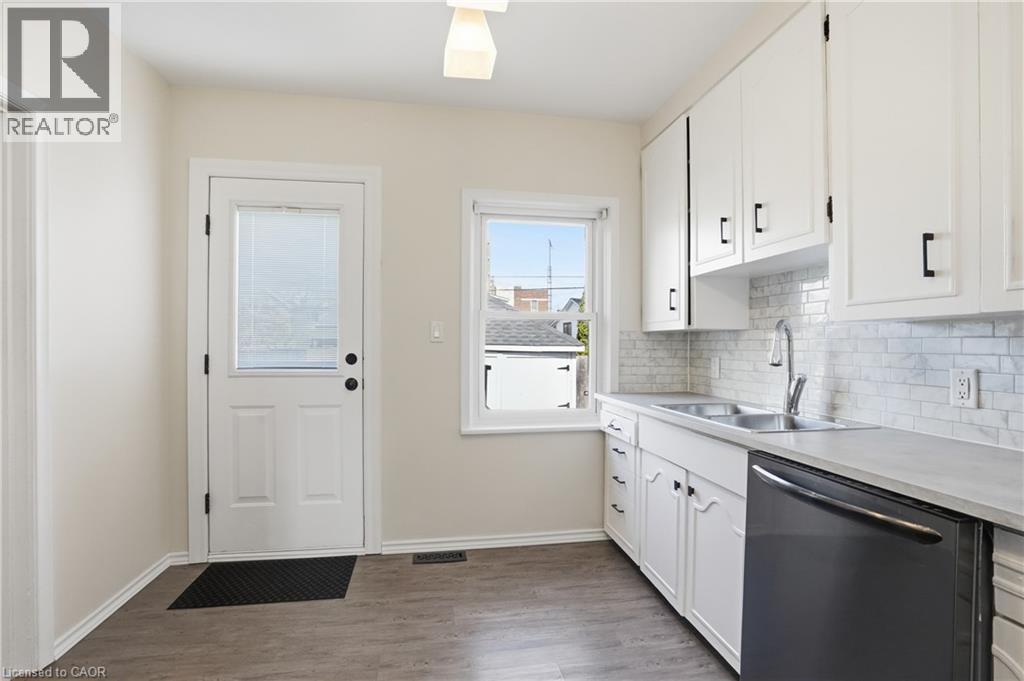 43 CAMERON Avenue N - 11