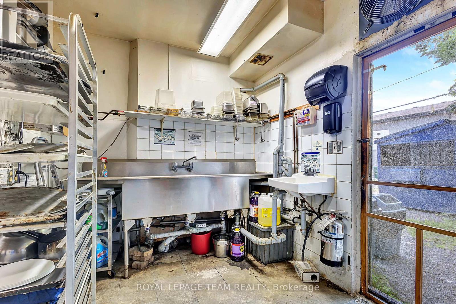 Business for Sale in Ottawa – 26 NORTHSIDE ROAD, Ottawa – MLS# X13625744 - Image 17