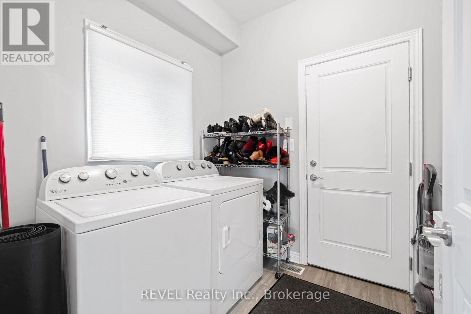 29 BERGENSTEIN CRESCENT - 21