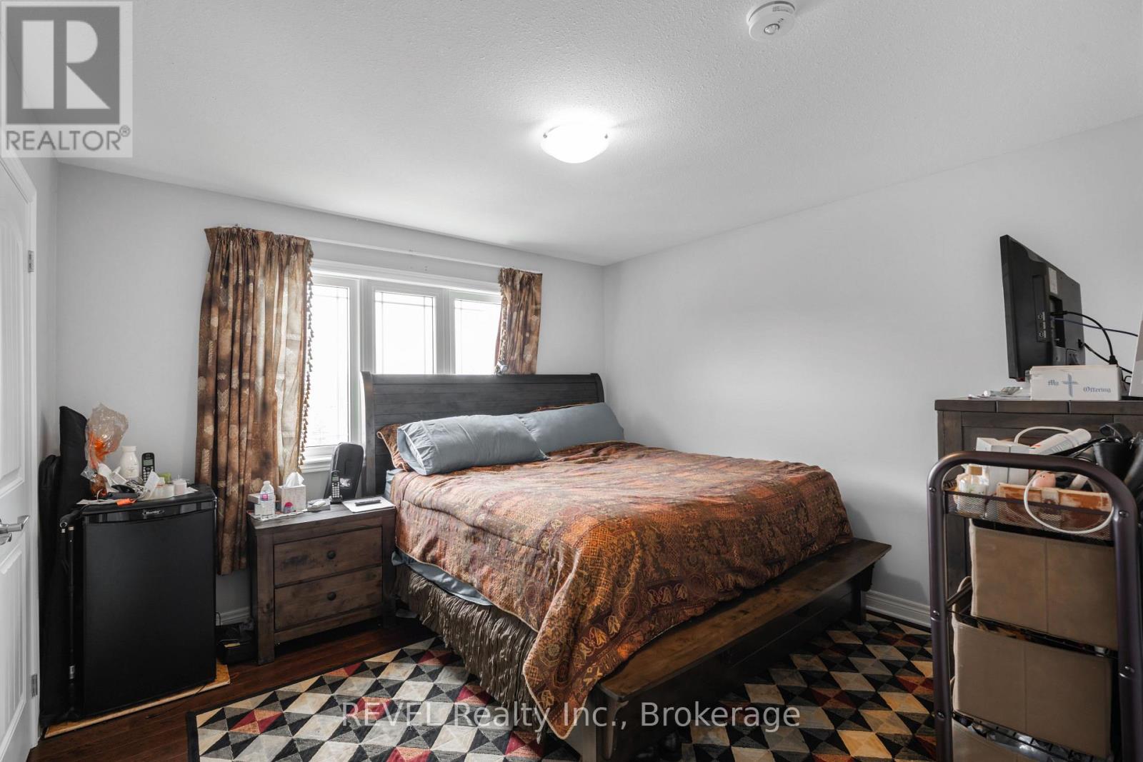 29 BERGENSTEIN CRESCENT - 25