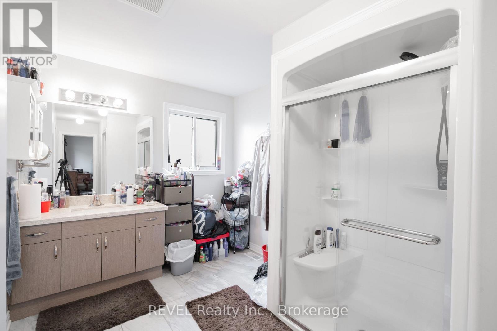 29 BERGENSTEIN CRESCENT - 28