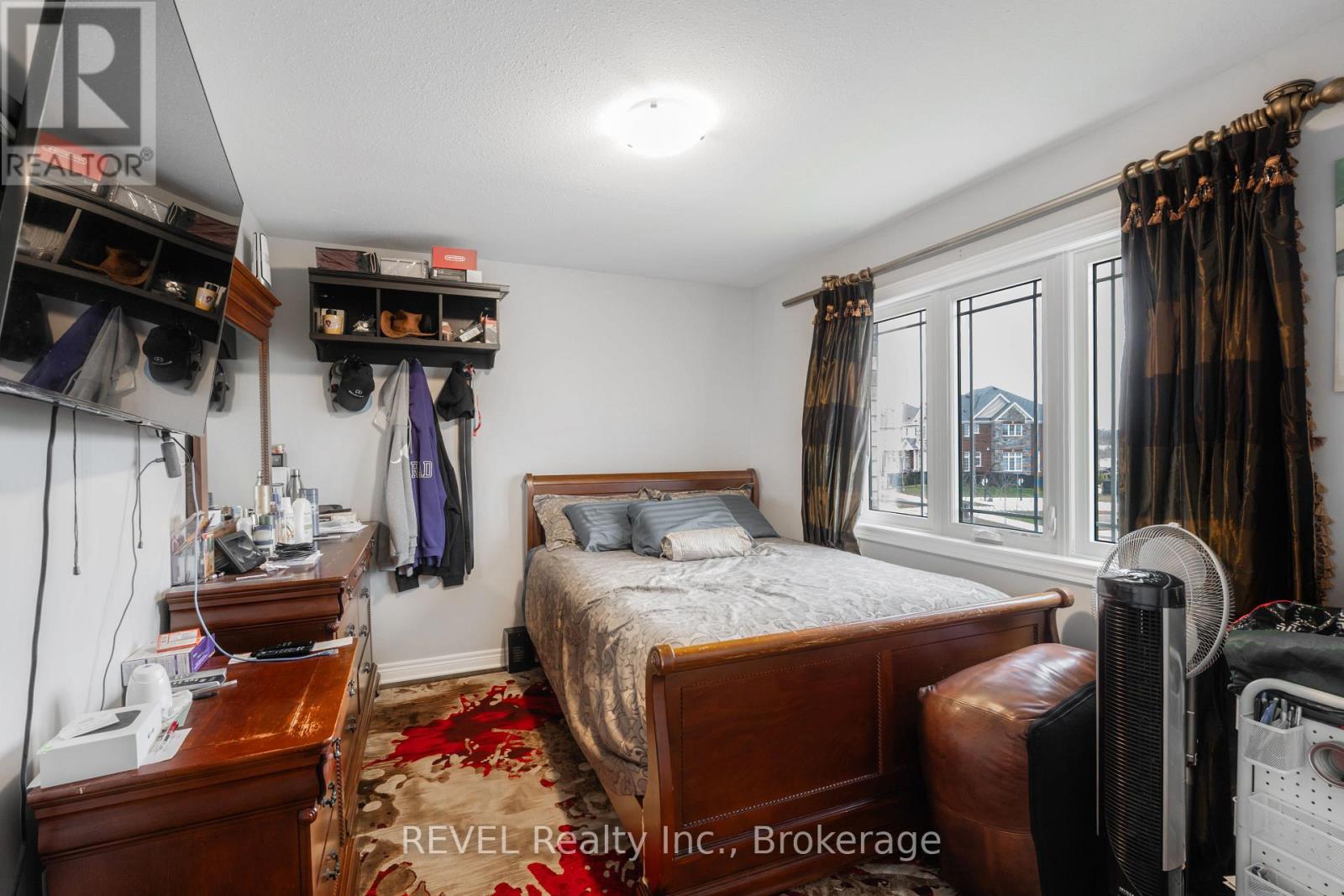 29 BERGENSTEIN CRESCENT - 32
