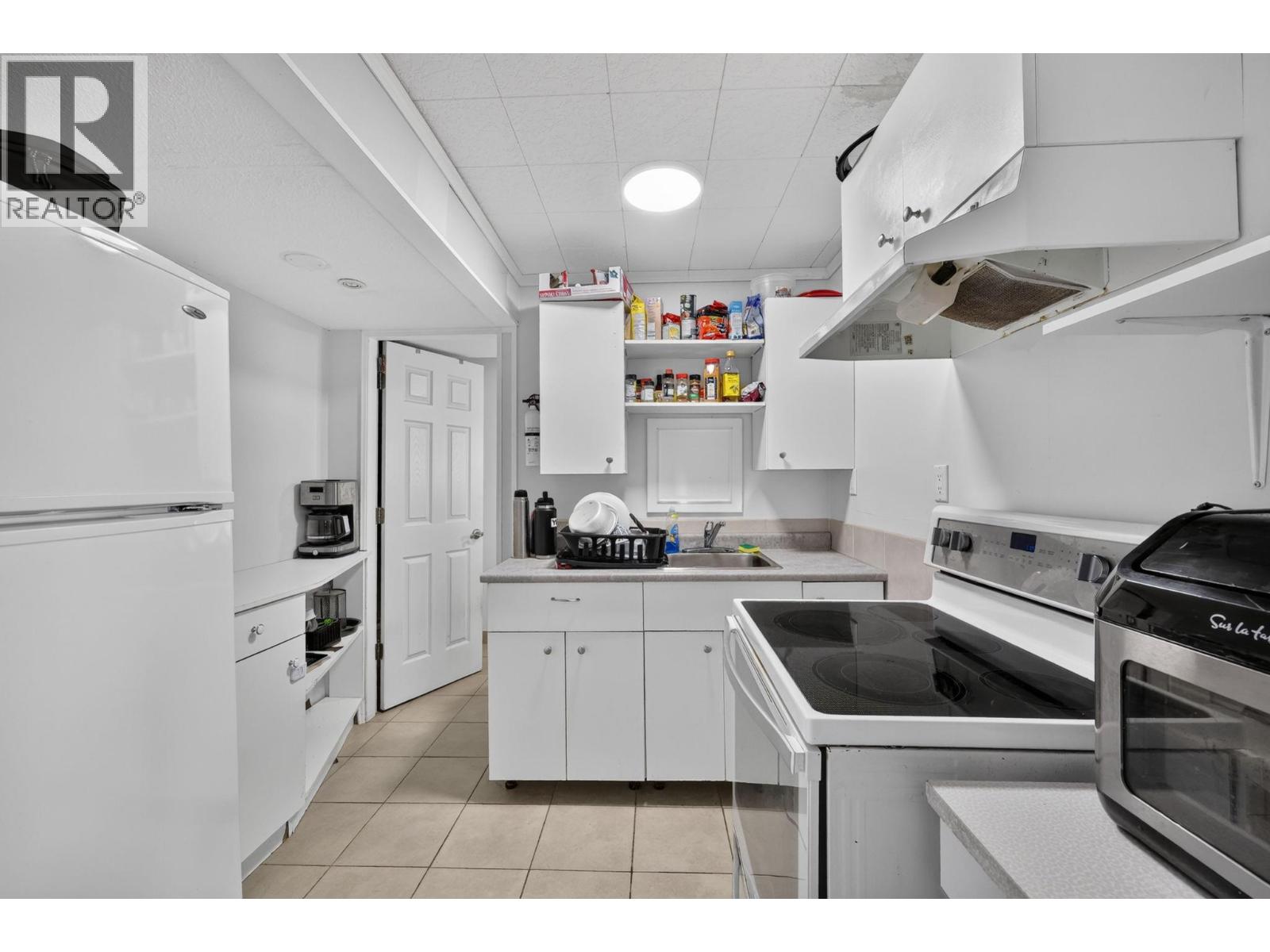 5868 MacGREGOR Road, Peachland