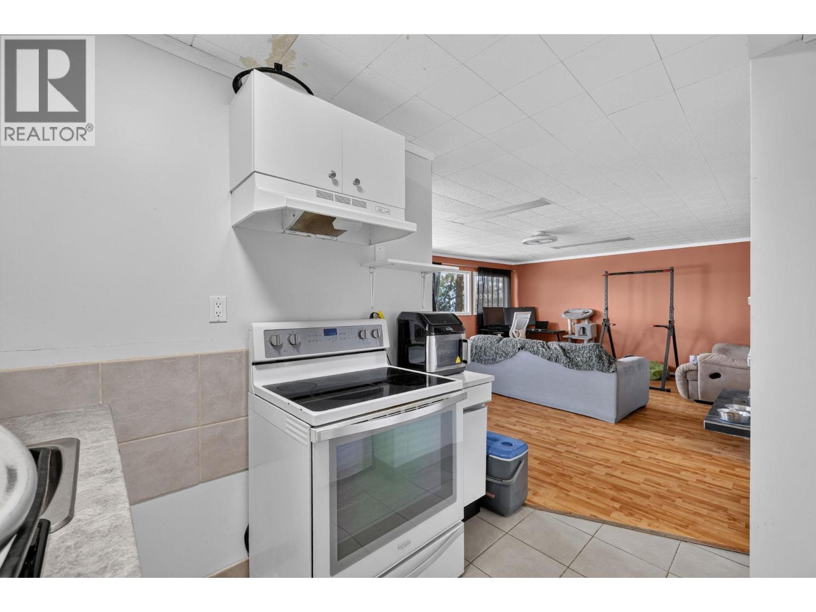 5868 MacGREGOR Road, Peachland