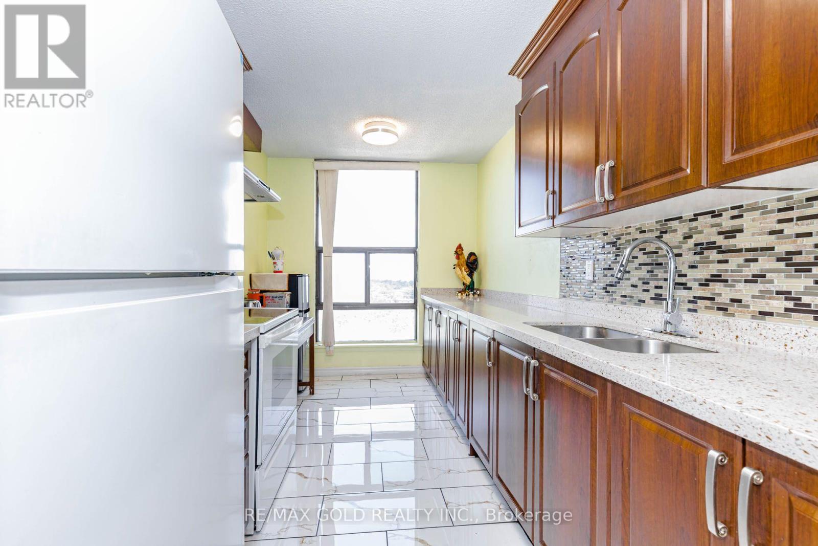 #905 17 KNIGHTSBRIDGE ROAD - 11