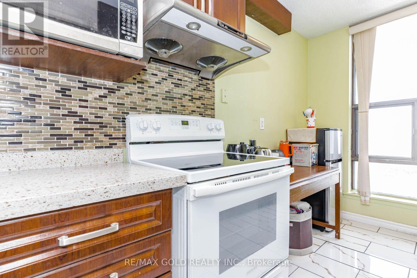 #905 17 KNIGHTSBRIDGE ROAD - 12