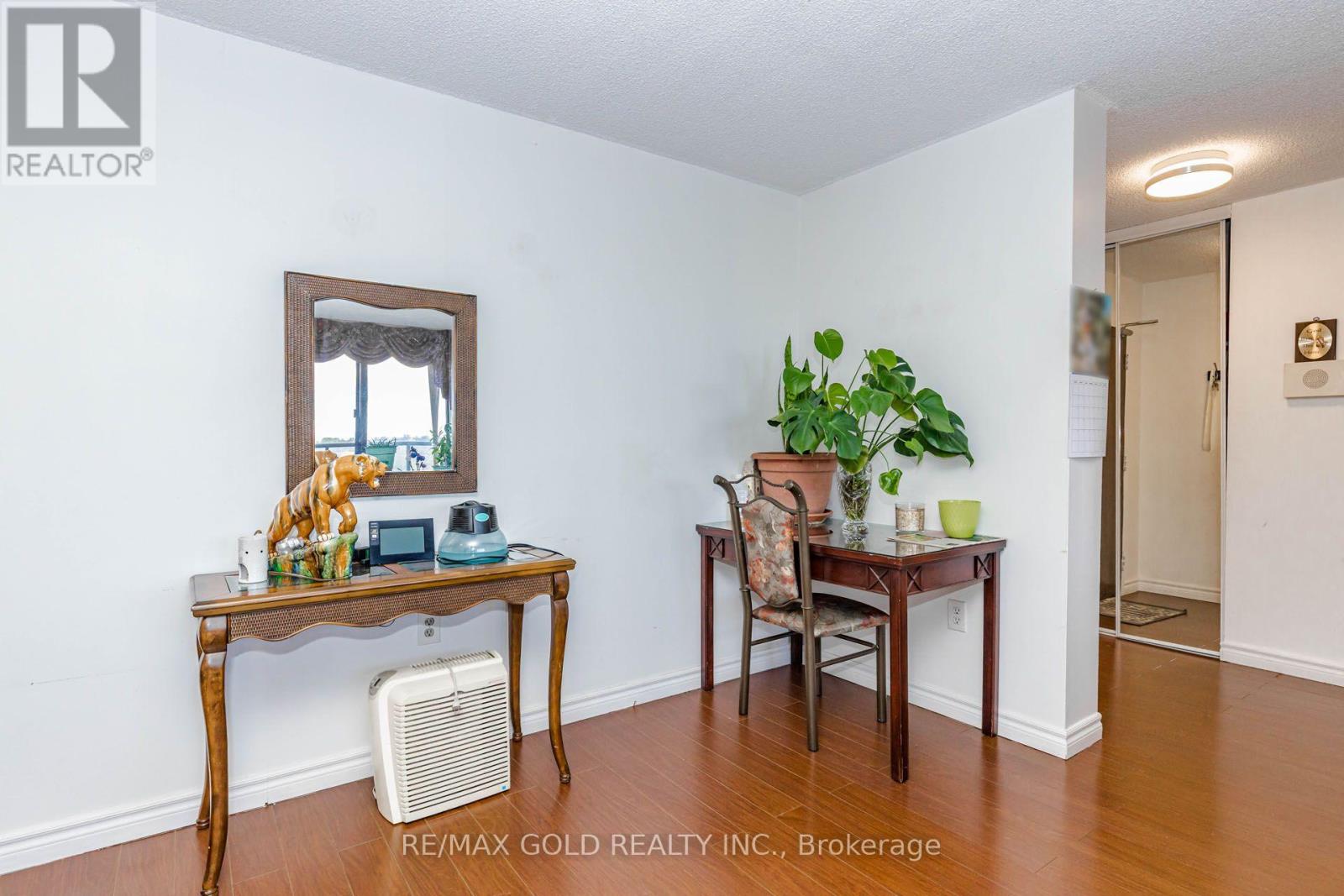 #905 17 KNIGHTSBRIDGE ROAD - 9