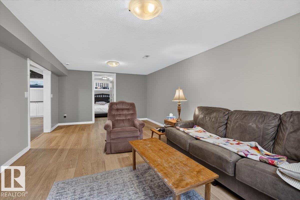 11934 43 ST NW - 29