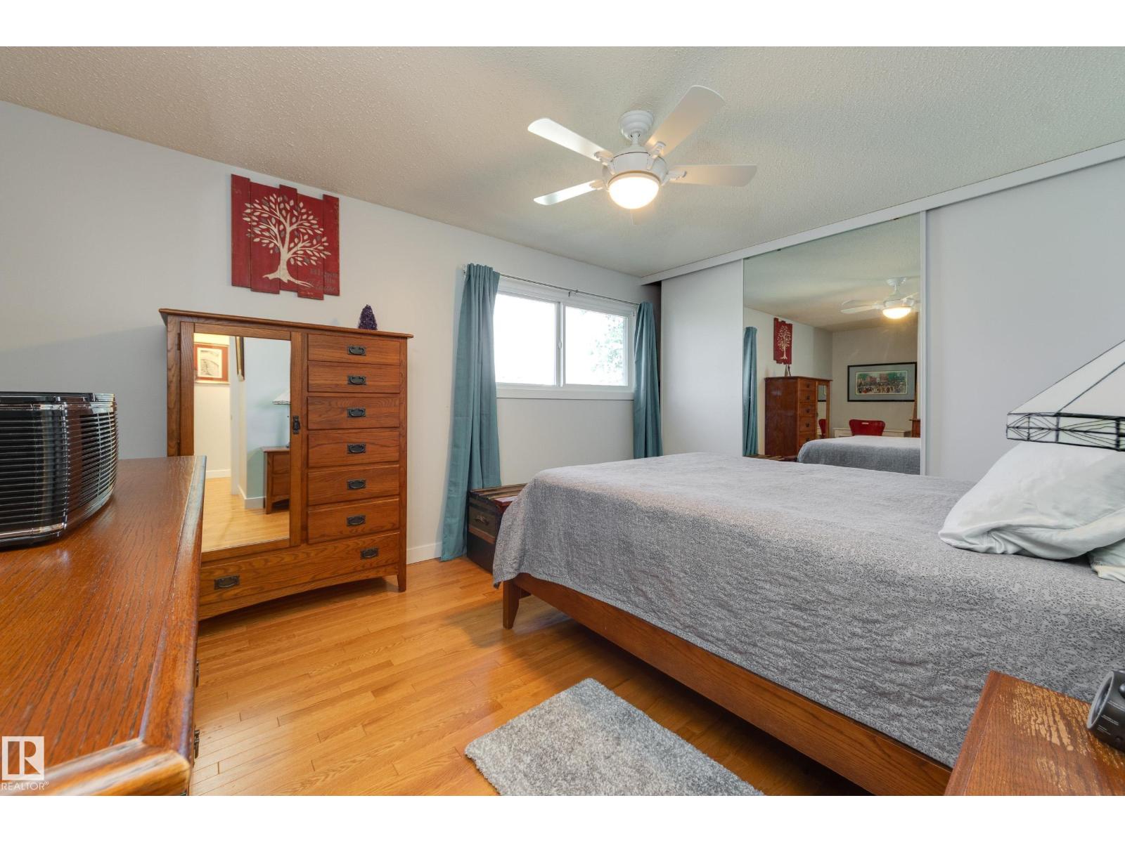 4303 46 ST - 19