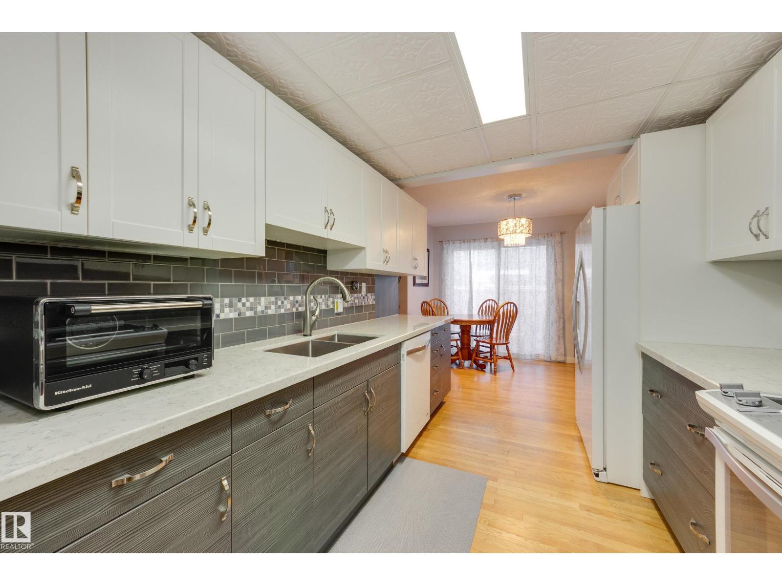 4303 46 ST - 11
