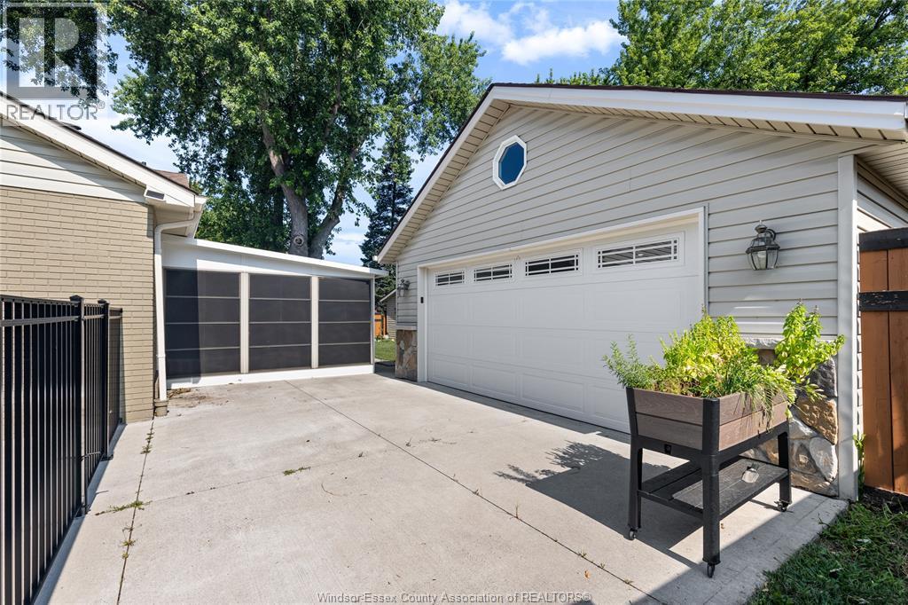 2935 GRANBY CRESCENT - 37