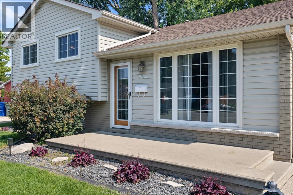 2935 GRANBY CRESCENT - 42