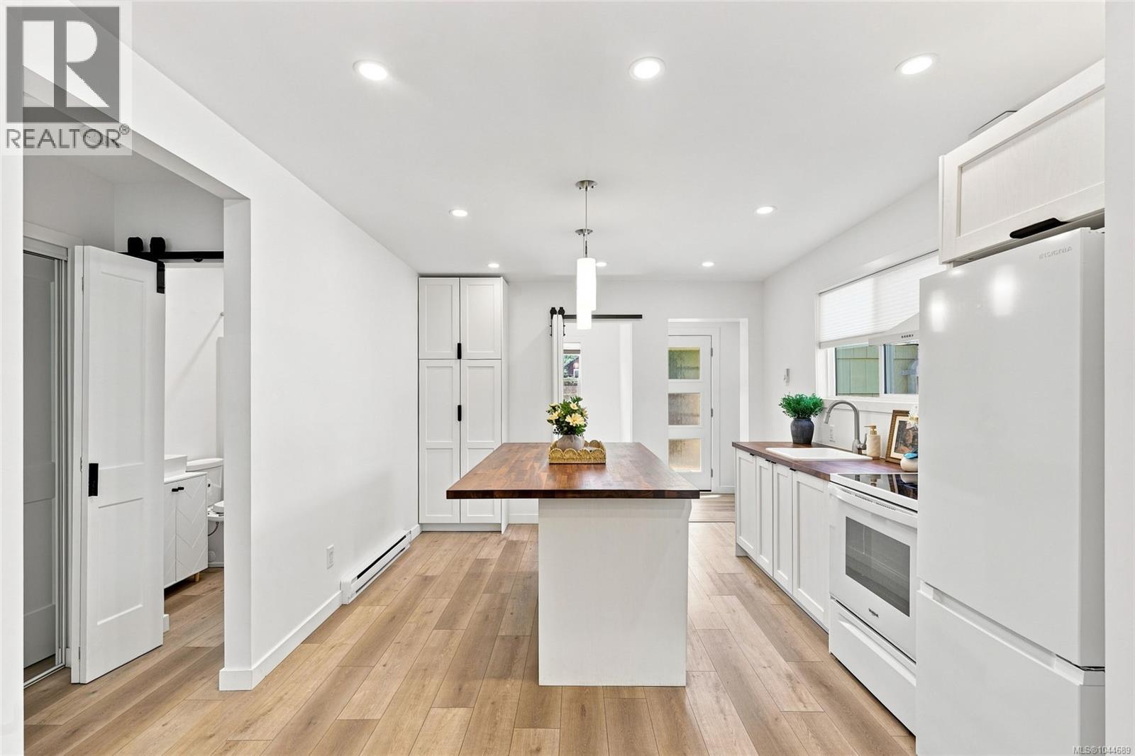 121 Pine St - 6