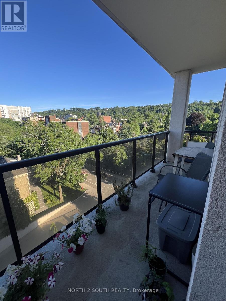 #605 90 CHARLTON AVENUE W - 23