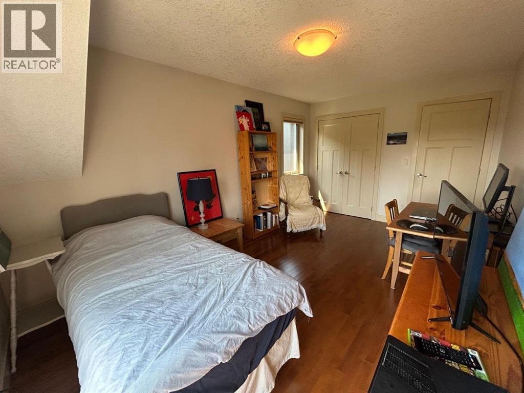 2104 23 Avenue NW - 20