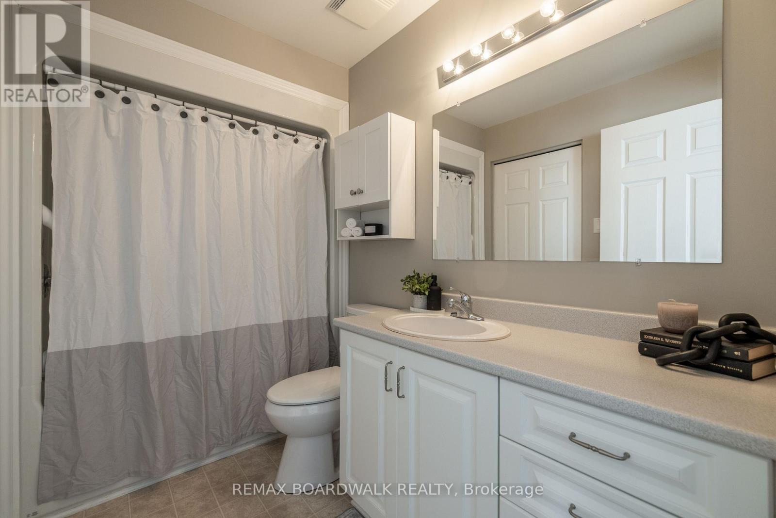 2 Bed, 1 Bath House for Sale in Ottawa – 206 OAK LEAF PRIVATE, Ottawa – MLS# X13625980 - Image 12