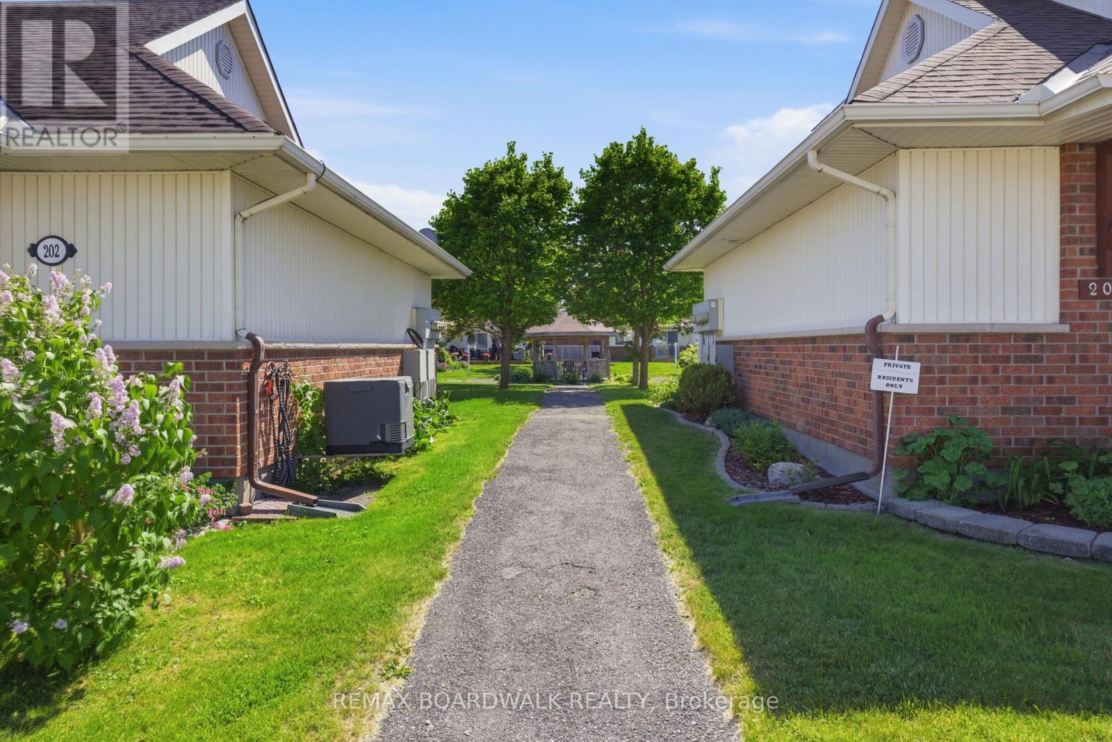 2 Bed, 1 Bath House for Sale in Ottawa – 206 OAK LEAF PRIVATE, Ottawa – MLS# X13625980 - Image 23