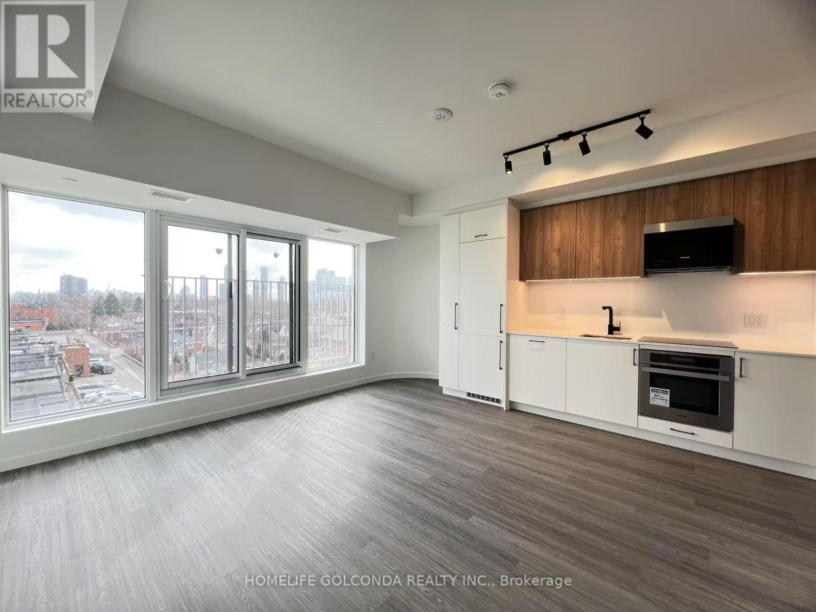 Photo of 689 The Queensway