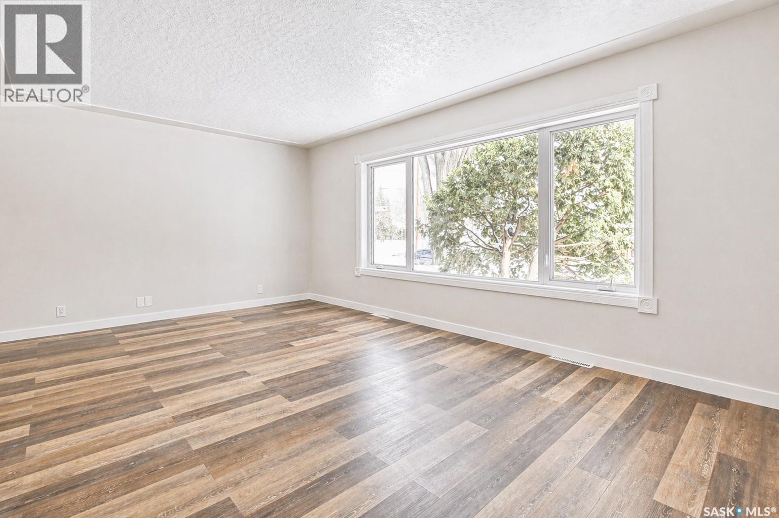 1321 Jubilee AVENUE, Regina — photo 2