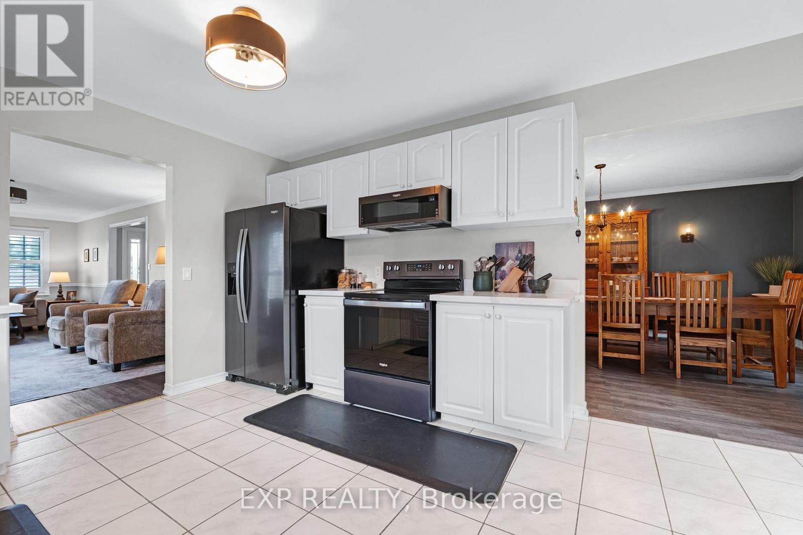 8 LOW BOULEVARD - Image 11