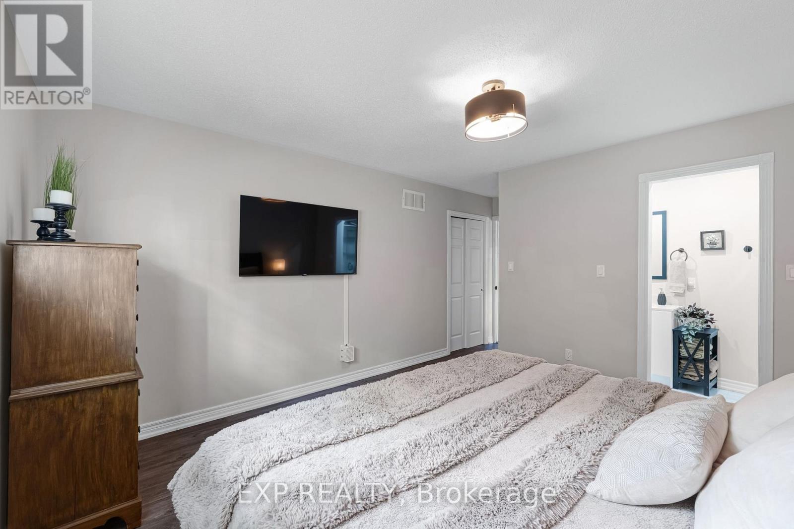 8 LOW BOULEVARD - Image 16