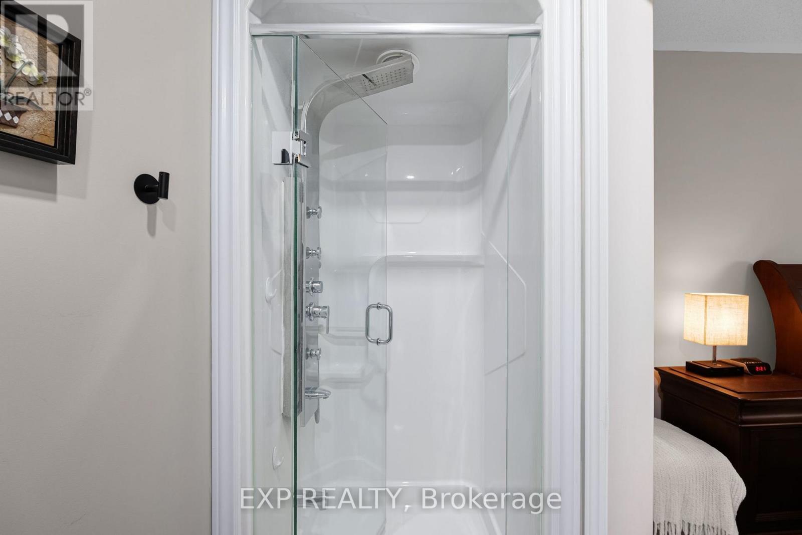 8 LOW BOULEVARD - Image 18