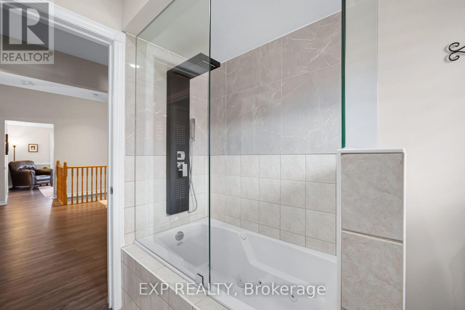 8 LOW BOULEVARD - Image 22
