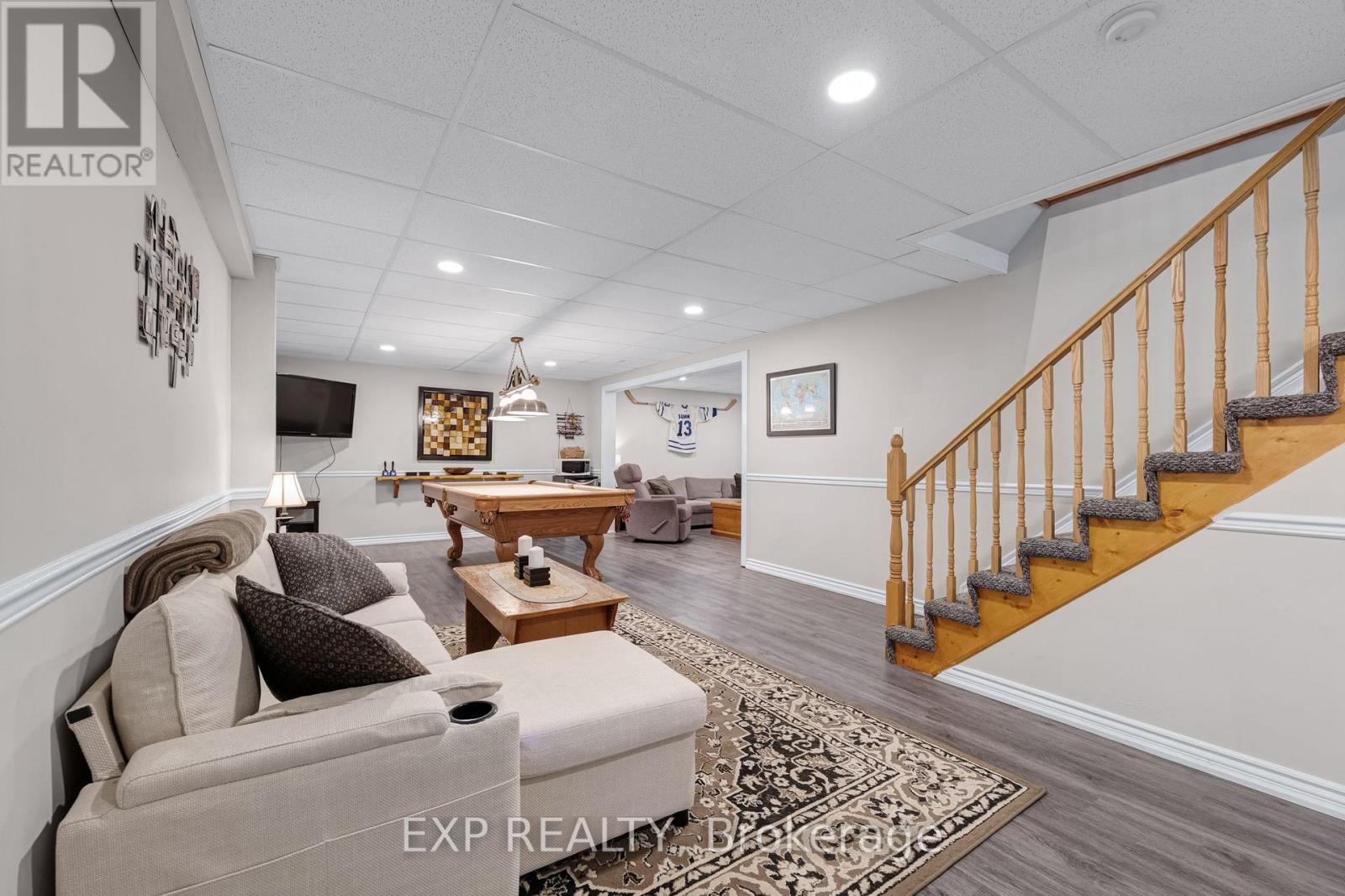 8 LOW BOULEVARD - Image 26