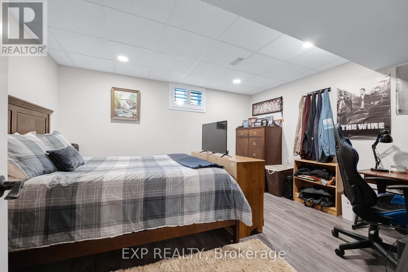 8 LOW BOULEVARD - Image 29