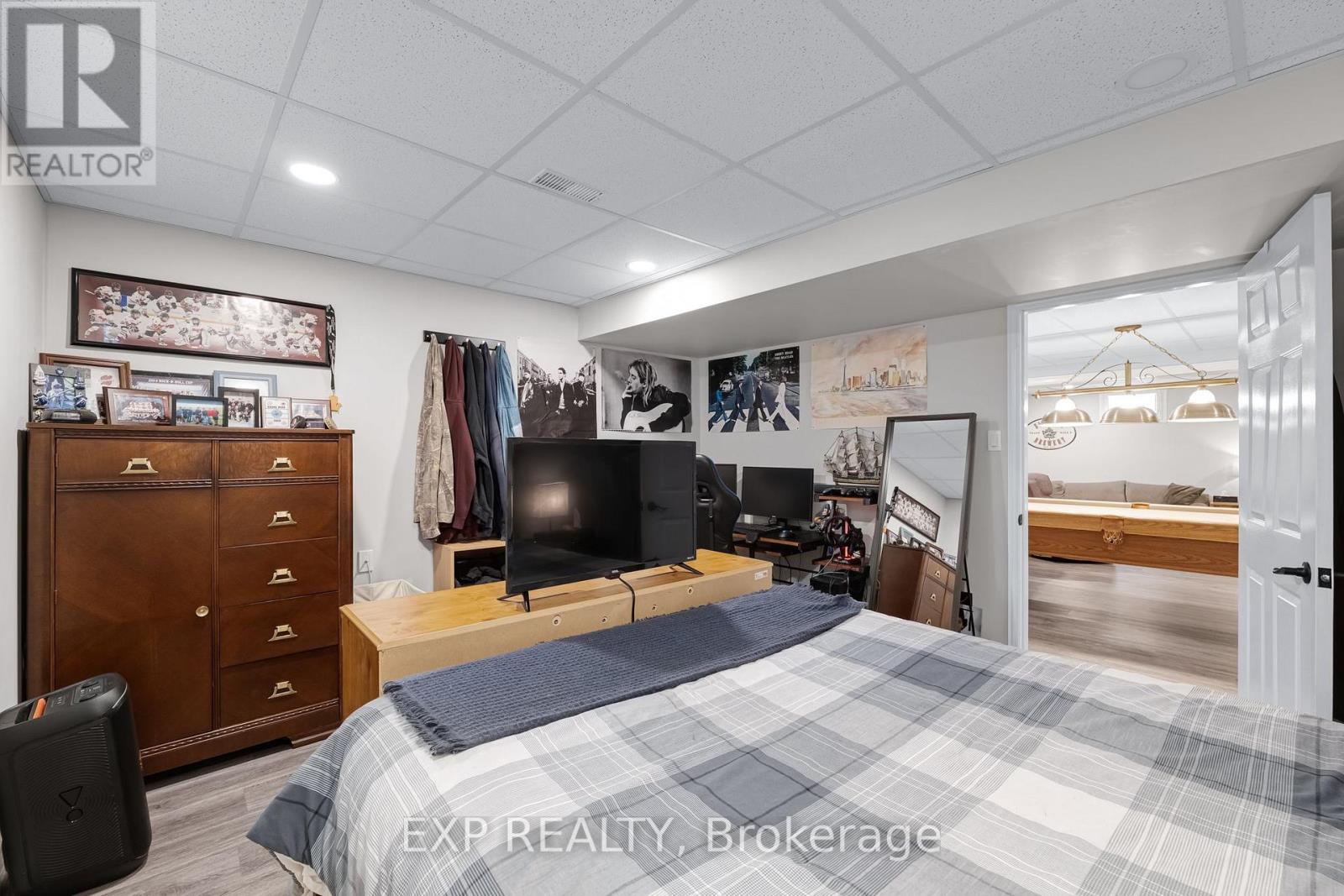 8 LOW BOULEVARD - Image 30