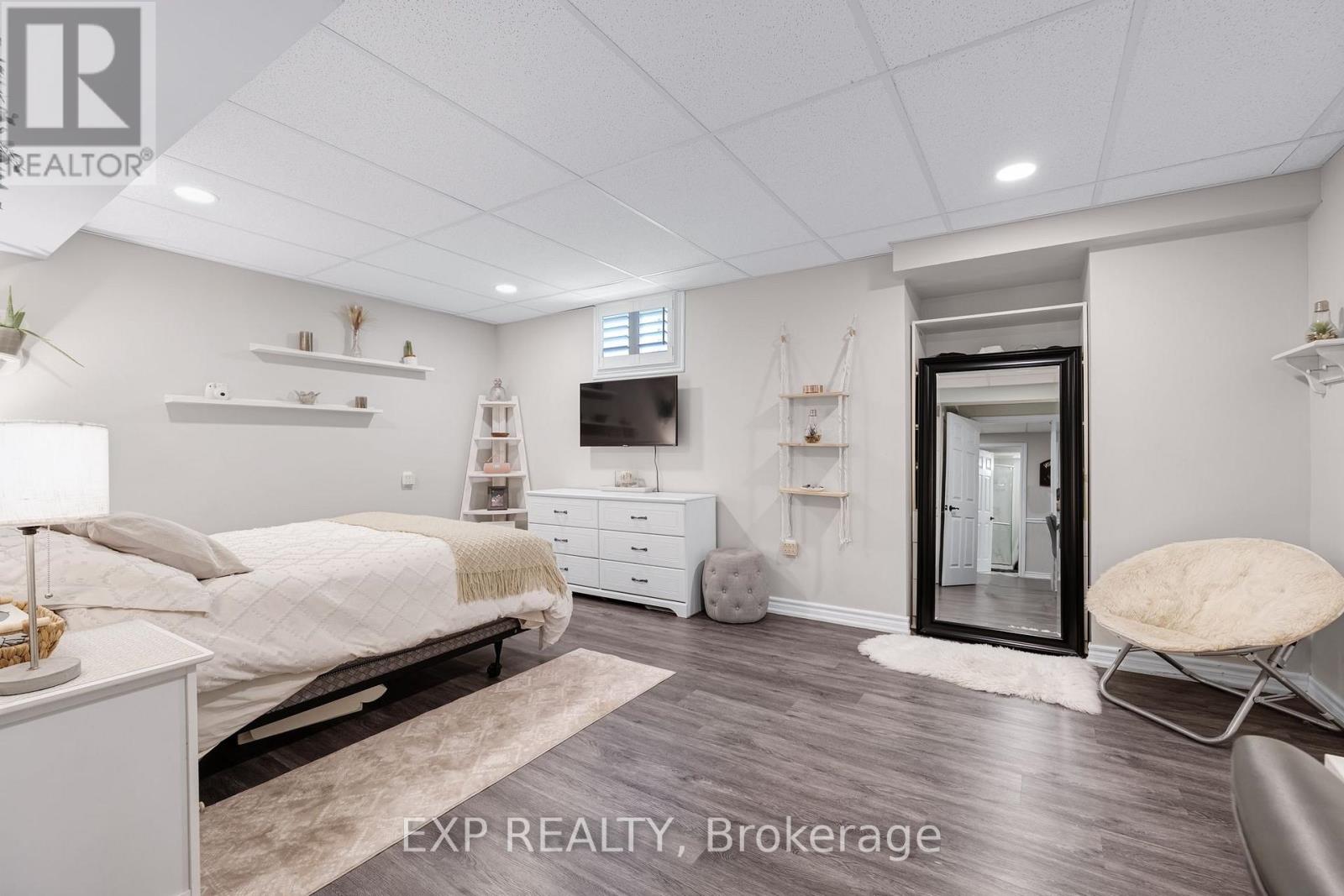 8 LOW BOULEVARD - Image 31