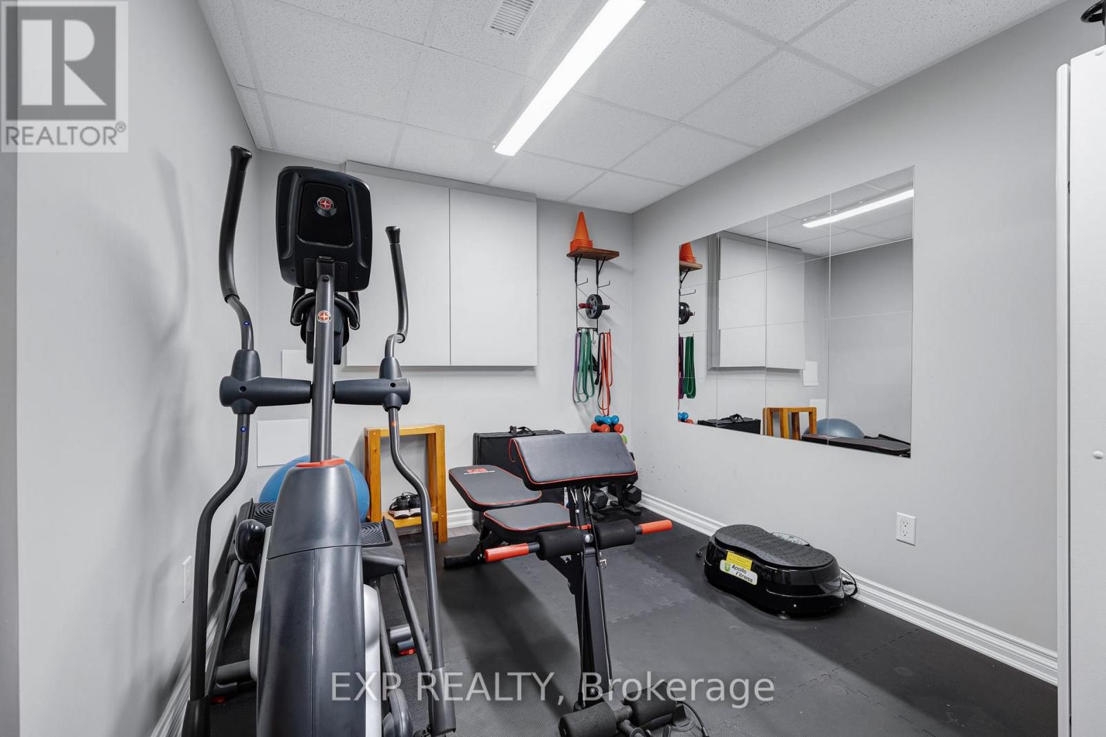 8 LOW BOULEVARD - Image 34