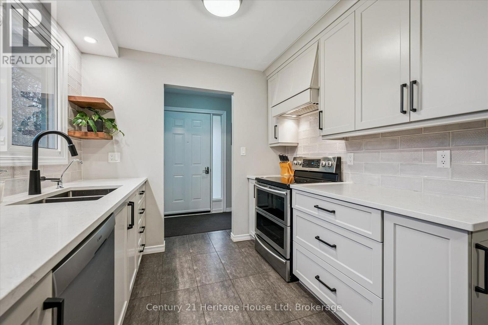 653 PERRY STREET - Image 15