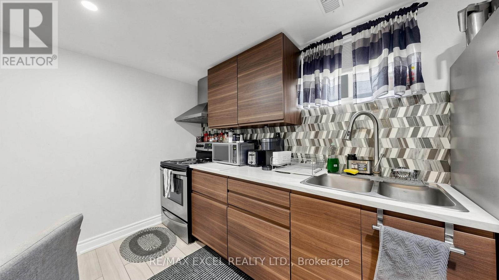 2 HUGHES STREET - 35