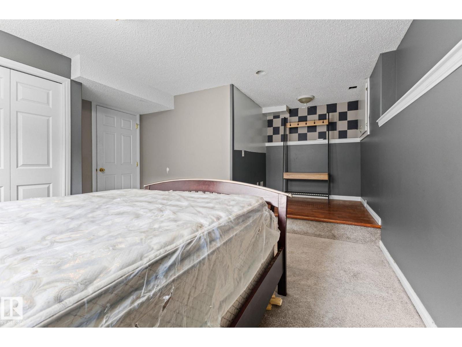 4712 48 ST - 19