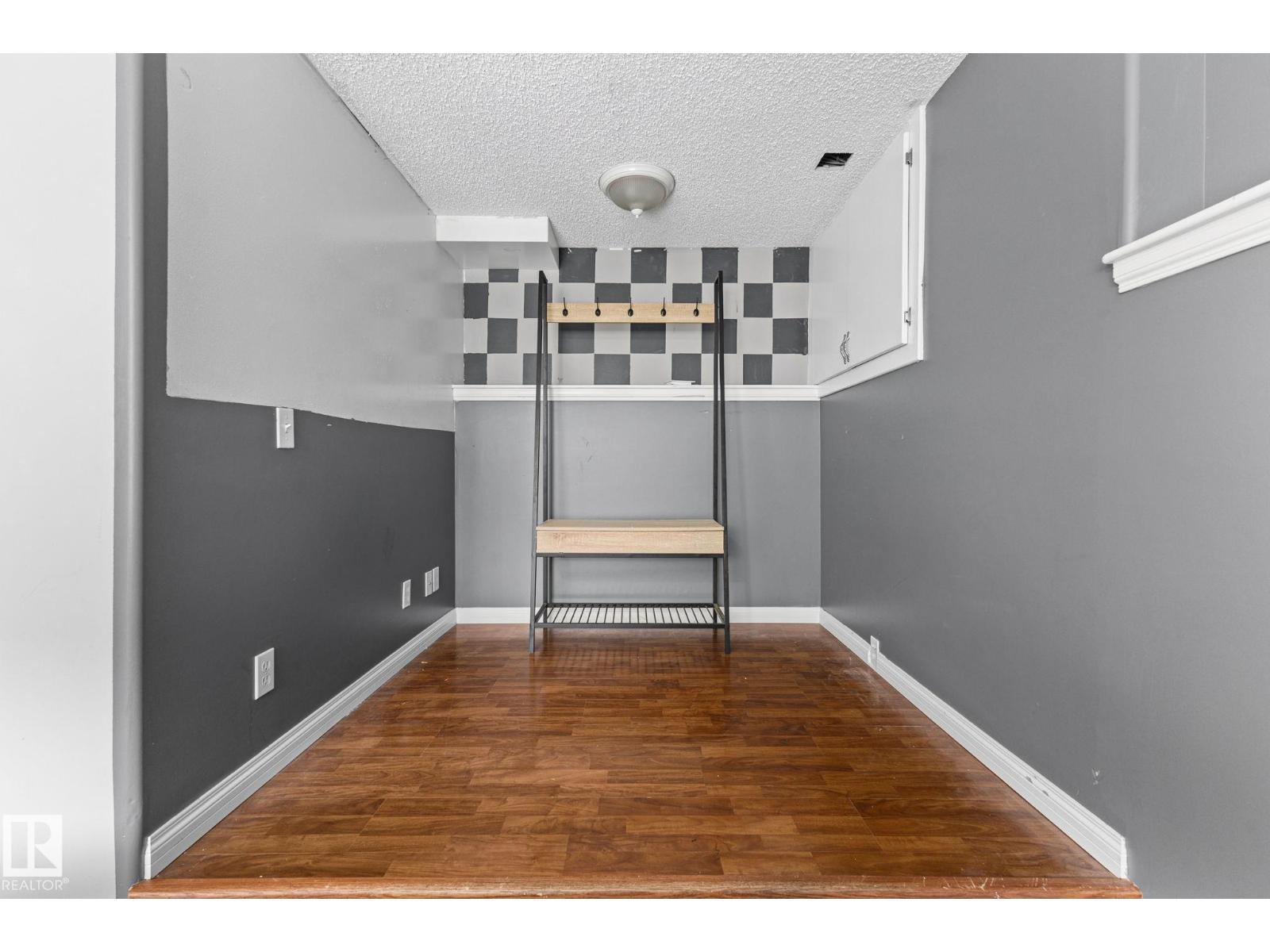 4712 48 ST - 20