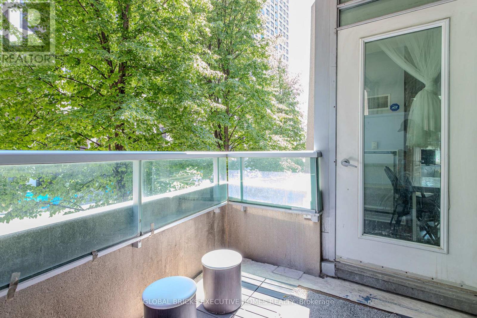 33 ELM DRIVE W - 18