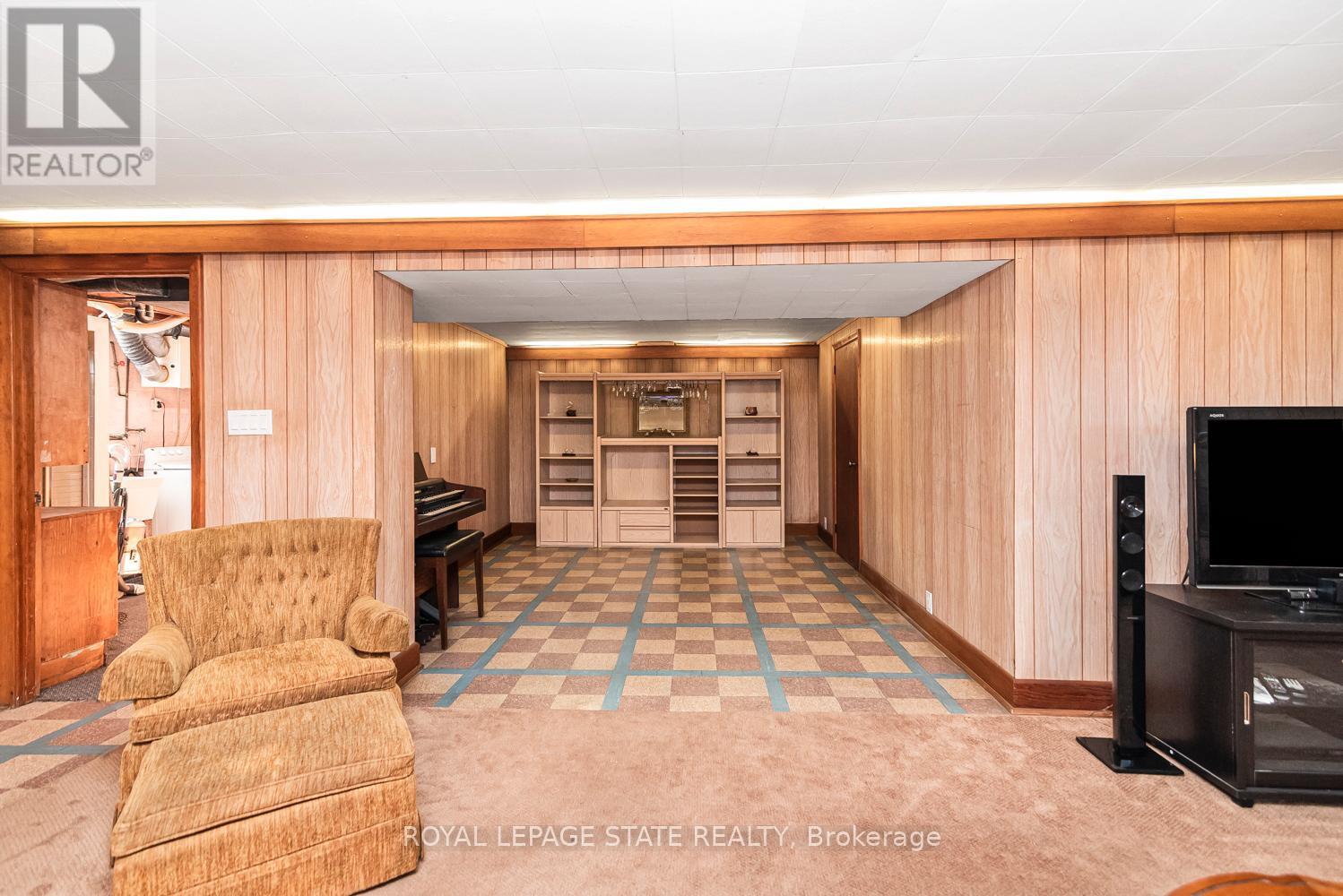 124 BROKER DRIVE - 32