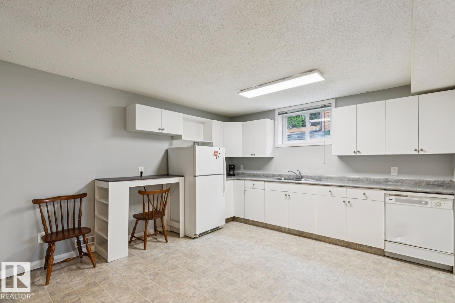 8202 93A AV NW - 26