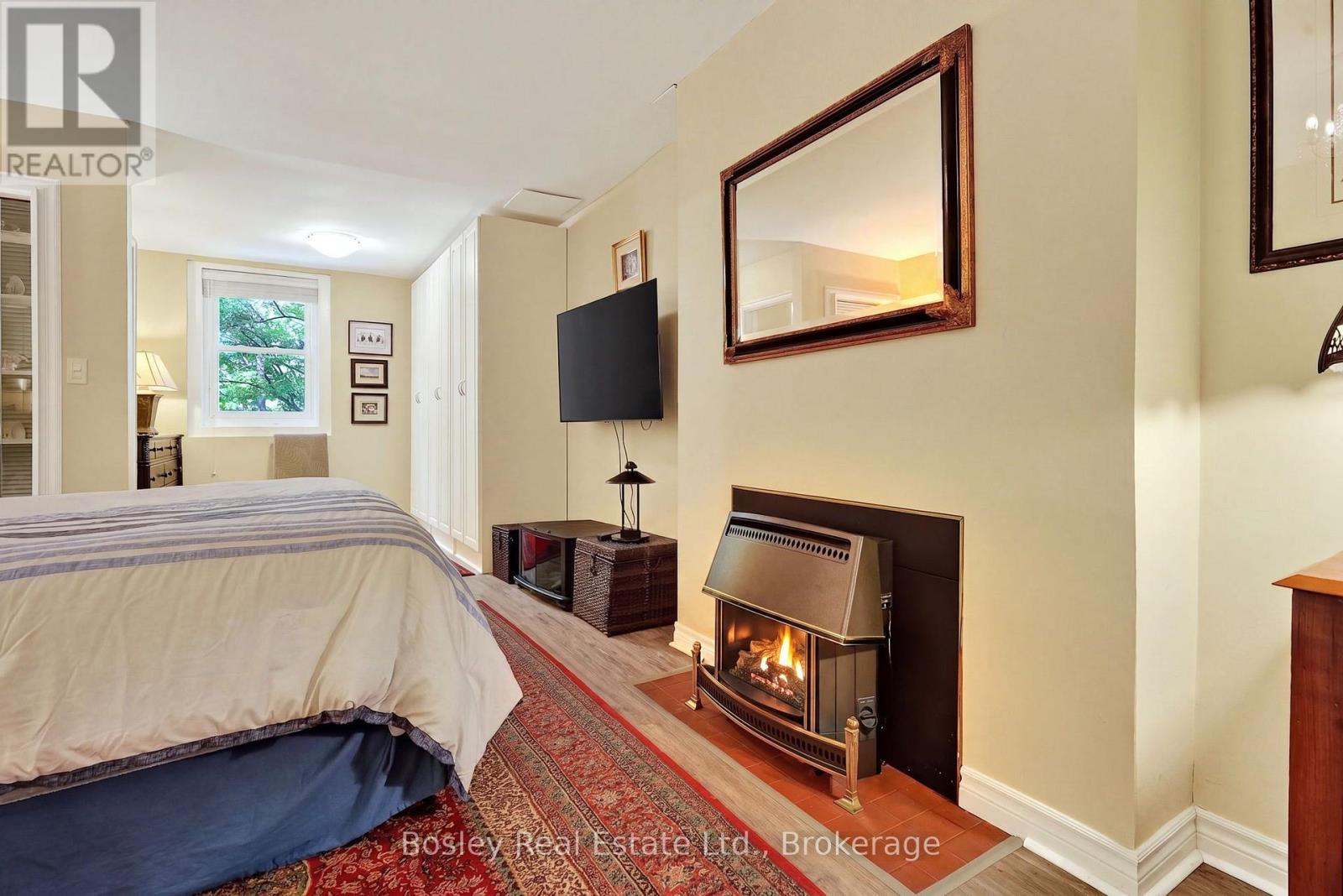 4 BALDWIN STREET - 32