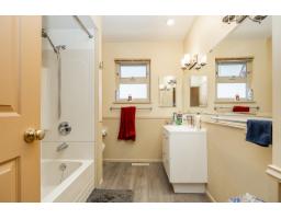 13852 Malabar Avenue, White Rock, BC V4B2X9 Photo 16