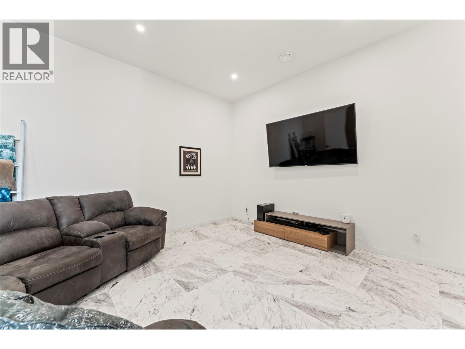 9815 Beacon Hill Crescent - 32