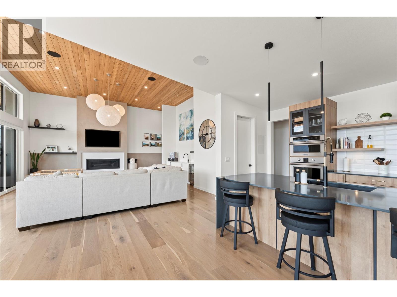 9815 Beacon Hill Crescent - 7