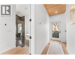 Full bathroom - 9815 Beacon Hill Crescent, Lake Country, BC V4V0A5 Photo 17