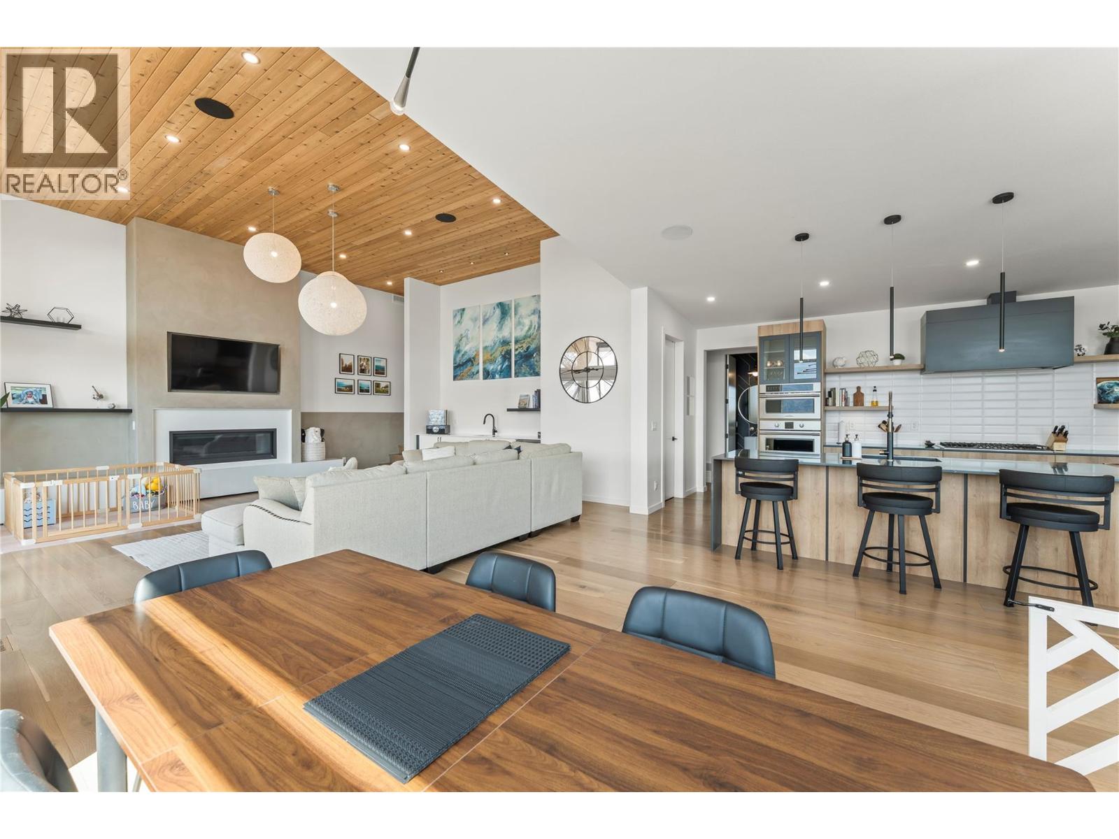 9815 Beacon Hill Crescent - 9