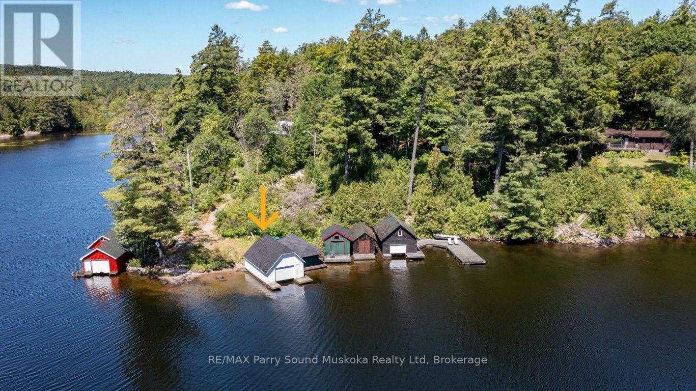 Access/boat house on Rosseau