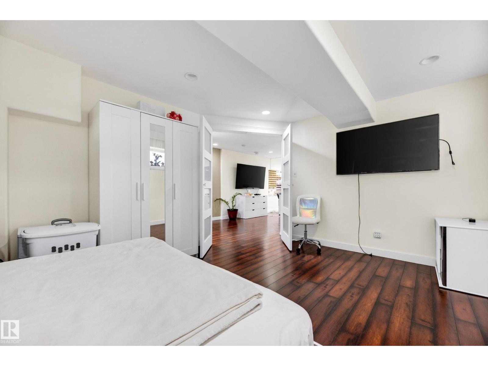 6514 106 ST NW - 39
