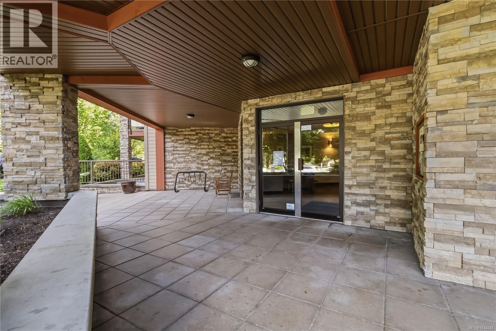 101 4529 West Saanich Road, Saanich
