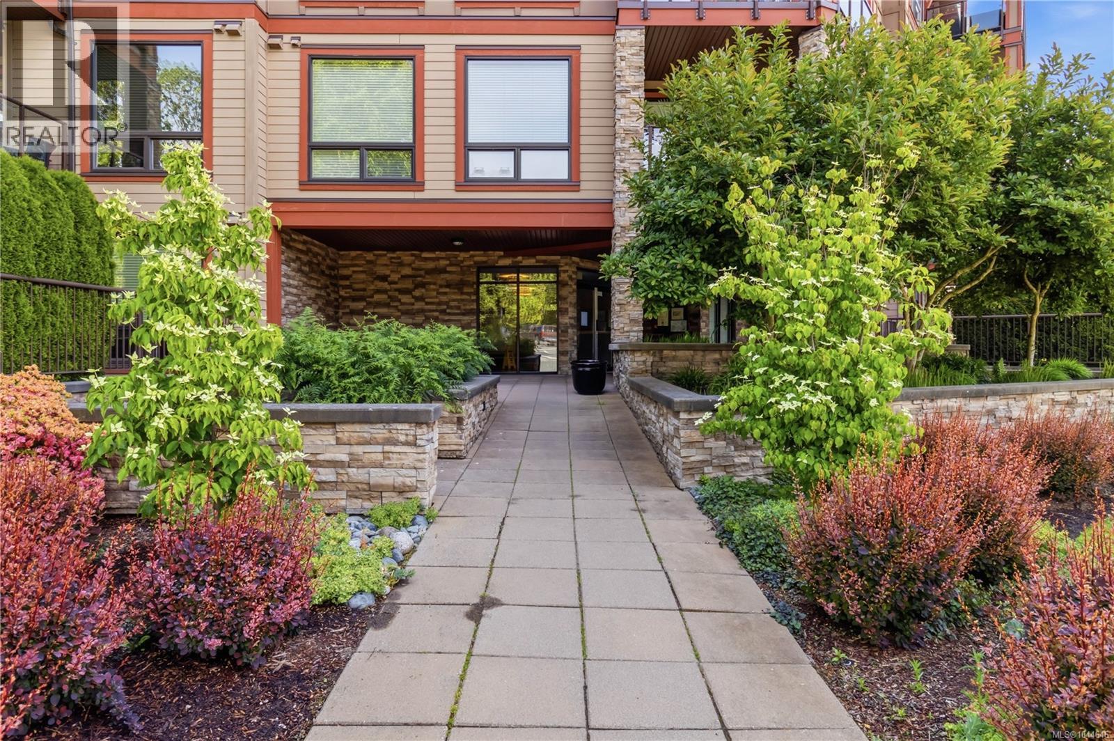 101 4529 West Saanich Road, Saanich